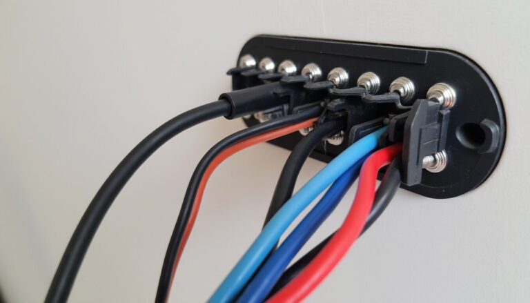 Découvrez comment bien choisir votre domino électrique et suivez nos conseils étape par étape pour une installation facile et sécurisée. Guide pratique pour réussir votre branchement électrique en toute simplicité.